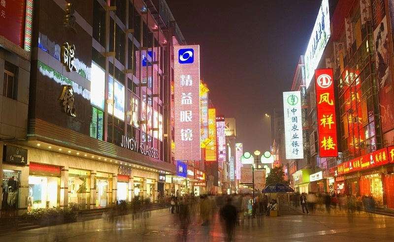 走在街上，發(fā)掘商店標(biāo)識(shí)一模一樣，統(tǒng)一式店鋪廣告牌有須要嗎？7